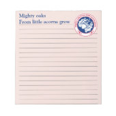 Sterke oaks van kleine zuren groeien op lichtrood notitieblok (Voorkant)