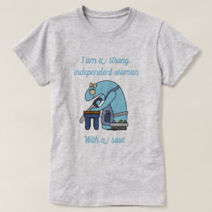 Sterke onafhankelijke vrouw met een zaag t-shirt