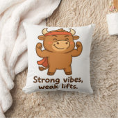 Sterke vibes, zwakke liften – Bullio Gym Humor Kussen (Deken)
