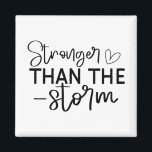 "Sterker dan het Storm" Boho Inspirerend Magneet<br><div class="desc">Blijf geaard en geïnspireerd met deze minimalistische "Sterker dan het Storm" boho-achtige magneet. Met elegante zwart-wit handgeschreven typografie is dit ontwerp een dagelijkse herinnering aan innerlijke kracht en veerkracht. Of u het nu op uw koelkast, kluisje of werkruimte plaatst, deze magneet voegt een betekenisvolle touch toe aan elke ruimte. Perfect...</div>