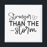 "Sterker dan het Storm" Boho Inspirerend Magneet<br><div class="desc">Blijf geaard en geïnspireerd met deze minimalistische "Sterker dan het Storm" boho-achtige magneet. Met elegante zwart-wit handgeschreven typografie is dit ontwerp een dagelijkse herinnering aan innerlijke kracht en veerkracht. Of u het nu op uw koelkast, kluisje of werkruimte plaatst, deze magneet voegt een betekenisvolle touch toe aan elke ruimte. Perfect...</div>