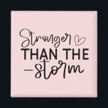"Sterker dan het Storm" Boho Inspirerend Magneet<br><div class="desc">Blijf geaard en geïnspireerd met deze minimalistische "Sterker dan het Storm" boho-achtige magneet. Met elegante zwart-wit handgeschreven typografie is dit ontwerp een dagelijkse herinnering aan innerlijke kracht en veerkracht. Of u het nu op uw koelkast, kluisje of werkruimte plaatst, deze magneet voegt een betekenisvolle touch toe aan elke ruimte. Perfect...</div>