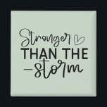 "Sterker dan het Storm" Boho Inspirerend Magneet<br><div class="desc">Blijf geaard en geïnspireerd met deze minimalistische "Sterker dan het Storm" boho-achtige magneet. Met elegante zwart-wit handgeschreven typografie is dit ontwerp een dagelijkse herinnering aan innerlijke kracht en veerkracht. Of u het nu op uw koelkast, kluisje of werkruimte plaatst, deze magneet voegt een betekenisvolle touch toe aan elke ruimte. Perfect...</div>