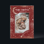 Sterren Hemelse Magische Vrolijke Kerstfoto Feestdagenkaart<br><div class="desc">Verspreid feestvreugde met deze magische "Merry Christmas" kaart. Dit rode en gouden ontwerp vangt een betoverende twinkelende nachtelijke hemel, versierd met kleine en grote sterren die het perfecte podium vormen voor de foto van uw gezin. Een halve maan en een vallende ster lijsten je moment elegant, waardoor het schittert als...</div>