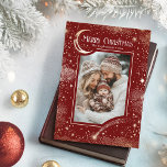 Sterren Hemelse Magische Vrolijke Kerstfoto Feestdagenkaart<br><div class="desc">Verspreid feestvreugde met deze magische "Merry Christmas" kaart. Dit rode en gouden ontwerp vangt een betoverende twinkelende nachtelijke hemel, versierd met kleine en grote sterren die het perfecte podium vormen voor de foto van uw gezin. Een halve maan en een vallende ster lijsten je moment elegant, waardoor het schittert als...</div>
