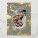 Sterren Hemelse Magische Vrolijke Kerstfoto Folie Feestdagenkaart<br><div class="desc">Stuur uw vakantie groeten met flair met behulp van deze unieke Merry Christmas-kaart, met een oogverblindend, echt gouden folie hemels ontwerp dat echt schittert. Vier de magie van het seizoen met een adembenemend sterrennacht thema dat perfect lijsten van uw familie favoriete foto. Het dromerige hemelse kunstwerk roept de verwondering en...</div>