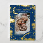 Sterren Hemelse Magische Vrolijke Kerstfoto Folie Feestdagenkaart<br><div class="desc">Verstuur uw vakantie in stijl met deze unieke marineblauwe vrolijke kerstkaart, met een oogverblindend, echt gouden folie hemels ontwerp. Vier het seizoen met een adembenemend sterrennachtthema dat perfect aansluit bij de foto van uw gezin en een vleugje magie toevoegt aan uw vakantiebericht. De rijke, levendige graphics roepen het wonder en...</div>