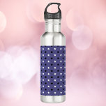 Sterren Patroon Zwart Wit Paarse achtergrond Waterfles<br><div class="desc">Hou je van sterrenpatronen? Een  sterpatroon bestaande uit zwarte en witte sterren op een paarse achtergrond.</div>