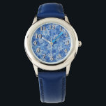 Sterren van David Glas in lood Horloge<br><div class="desc">Kinder’ roestvrijstalen blauw lederen bandhorloge met een afbeelding van Stars of David in een blauw-op-blauw gekleurd glasontwerp. Optioneel zilveren klokgezicht. Zie bijpassende ronde charme en ronde basic knop sleutelhanger. Zie het gehele Chanoeka Watch collectie onder de categorie ACCESSOIRES in de sectie FEESTDAGEN.</div>