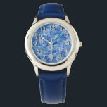 Sterren van David Glas in lood Horloge<br><div class="desc">Kinder’ roestvrijstalen blauw lederen bandhorloge met een afbeelding van Stars of David in een blauw-op-blauw gekleurd glasontwerp. Optioneel zilveren klokgezicht. Zie bijpassende ronde charme en ronde basic knop sleutelhanger. Zie het gehele Chanoeka Watch collectie onder de categorie ACCESSOIRES in de sectie FEESTDAGEN.</div>