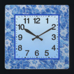 Sterren van David Glas in lood Vierkante Klok<br><div class="desc">10, 75 x 10, 75 inch acrylklok met een afbeelding sterren van David in een blauw-op-blauw gekleurd glas. Eenvoudig-aan-gelezen klokgezicht op gegraveerd blauw met koninklijke blauwe grens. Zie het volledige collectie van de Klok Hanukkah onder de categorie van het Huis in de sectie van FEESTDAGEN.</div>