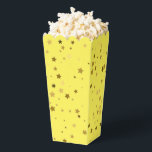 Sterren zijn uit de Treat Box Bedankdoosjes<br><div class="desc">Party favour traktbox wordt weergegeven in een gele en gouden sterren print. Pas dit object aan of koop het object zoals het is. Afbeelding onder licentie</div>