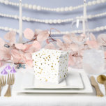 Sterren zijn uit de Treat Box Bedankdoosjes<br><div class="desc">Party favure traktbox wordt weergegeven in een witte en gouden sterren print. Pas dit object aan of koop het object zoals het is. Afbeelding onder licentie</div>