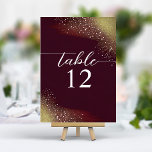 Sterrennacht Deep Crimson Bruiloft Kaart<br><div class="desc">De 'Sterrennacht Deep Crimson Wedding Table Number' is een elegante navigatielijn voor uw bruiloft. De kaart heeft een rijke, diepe karmozijnrode achtergrond die afstudeert tot een lichtgevende gouden tint, die doet denken aan een sterrenverlichte hemel die overgaat naar zonsopgang. Een constellatie van delicate gouden vlekken verspreidt zich over de top...</div>