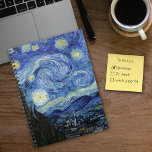 Sterrennacht door Vincent van Gogh Notitieboek<br><div class="desc">Een spiraalvormig notitieboek met Sterrennacht (1889) een post-Impressionistisch schilderij van fijne kunstolie van Vincent Van Gogh (1853-1890). Een prachtige nachtelijke hemel met schitterende sterren en een kerk in het dorp.</div>