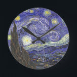 Sterrennacht door Vincent van Gogh Ronde Klok<br><div class="desc">Sterrennacht van Vincent van Gogh is een kunstschilderij uit het impressionisme, een landschapsschilderij met een uitzicht Saint Remy, Frankrijk, van Gogh's asiel. De nachtelijke hemel zwaait met wolken met een heldere halve maan en schitterende sterren over het vage dorp. Sterrennacht is waarschijnlijk het beroemdste schilderij van Gogh en werd overdag...</div>