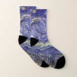 Sterrennacht door Vincent van Gogh Sokken<br><div class="desc">Sterrennacht van Vincent van Gogh is een kunstschilderij uit het impressionisme, een landschapsschilderij met een uitzicht Saint Remy, Frankrijk, van Gogh's asiel. De nachtelijke hemel zwaait met wolken met een heldere halve maan en schitterende sterren over het vage dorp. Sterrennacht is waarschijnlijk het beroemdste schilderij van Gogh en werd overdag...</div>