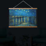 Sterrennacht over de Rhône | Vincent van Gogh Hangend Wandkleed<br><div class="desc">Sterrennacht Over de Rhône (1888) van Vincent van Gogh is een betoverend post-impressionistisch schilderij dat een sereen nachtelijk uitzicht van de Rhône in Arles, Frankrijk, vastlegt. Het kunstwerk heeft een diepblauwe hemel versierd met glinsterende gouden sterren en hun reflecties op het water. Op de voorgrond lopen twee figuren langs de...</div>