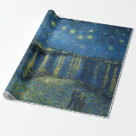 Sterrennacht over de Rijn (door van Gogh) Cadeaupapier<br><div class="desc">In dit ontwerp staat een schilderij van de Nederlandse Post-Impressionistische kunstenaar Vincent van Gogh (1853-1890), die algemeen wordt erkend als een van de meest invloedrijke figuren uit de geschiedenis van de Westerne kunst. Het is een landschapsschilderij dat 's nachts de Franse stad Arles laat zien aan de oever van de...</div>