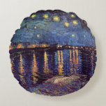 Sterrennacht over de Rijn door Vincent van Gogh Rond Kussen<br><div class="desc">Sterrennacht over de Rijn door Vincent van Gogh is een kunstschilderij na het indrukken van het zeemaand schilderij. Een maritiem uitzicht over het water van de Rijn 's nachts met sterren in de hemel die in de reflectie schijnen. Over de kunstenaar: Vincent Willem van Gogh (1853-1890) was een van de...</div>