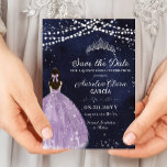 Sterrennacht Paarse Lila jurk Silver Quinceañera Save The Date<br><div class="desc">Personaliseer deze betoverende sterrennacht zilveren quinceañera en sla de datumkaart gemakkelijk en snel op met uw eigen bewoording, druk eenvoudig op de knop Bewerken met ontwerptools om de stijl en plaatsing van de tekst verder te herschikken en te formatteren. Ook beschikbaar in een digitale instant download formaat. Overeenkomende objecten beschikbaar...</div>