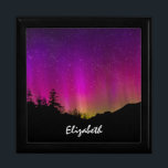 Sterrennacht Sky Cadeaudoosje<br><div class="desc">Een mooi nachtlandschap. De bergen en bomen lijken een zwart silhouet tegen een helder en levendig beeld van de noordelijke lichten die boven schijnen. Deze opwindende nachtelijke hemel gloeit in roze,  paars en geel.</div>