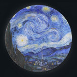Sterrennacht Van Gogh Papieren Bordje<br><div class="desc">Van Gogh schilderde in 1889 'De Sterrennacht' uit het geheugen terwijl hij in een asiel in Frankrijk woonde, waar hij zich had ingecheckt voor depressie.De scène toont het uitzicht uit zijn slaapkamer. Op het schilderij staan de maan, Venus en veel sterren omringd door zwenken van geel en wit licht.Onderaan zien...</div>