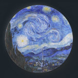 Sterrennacht Van Gogh Papieren Bordje<br><div class="desc">Van Gogh schilderde in 1889 'De Sterrennacht' uit het geheugen terwijl hij in een asiel in Frankrijk woonde, waar hij zich had ingecheckt voor depressie.De scène toont het uitzicht uit zijn slaapkamer. Op het schilderij staan de maan, Venus en veel sterren omringd door zwenken van geel en wit licht.Onderaan zien...</div>