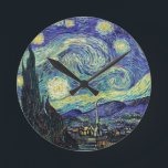 Sterrennacht van Gogh Ronde Klok<br><div class="desc">Van Gogh was geobsedeerd door de symboliek van lichtobjecten en kleur. De lamp was een symbool van kalmte en veiligheid. De ster symboliseerde het geloof,  en het licht,  de menselijke werkelijkheid. Diep ultramarineblauw was oneindig,  terwijl rood en groen "die verschrikkelijke dingen,  mannen passions uitdrukten.</div>