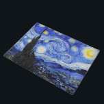 Sterrennacht van Vincent Van Gogh Deurmat<br><div class="desc">Van Gogh schilderde in 1889 'De Sterrennacht' uit het geheugen, terwijl hij in Frankrijk in een asiel zat, waar hij zich aansloot voor depressie.De scène toont het uitzicht uit zijn slaapkamerraam. Op het schilderij staan de maan, Venus en veel sterren omringd door geel en wit licht.Onderaan bevindt zich een kerk...</div>