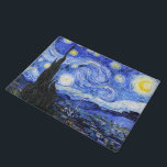 Sterrennacht van Vincent Van Gogh Deurmat<br><div class="desc">Van Gogh schilderde in 1889 'De Sterrennacht' uit het geheugen, terwijl hij in Frankrijk in een asiel zat, waar hij zich aansloot voor depressie.De scène toont het uitzicht uit zijn slaapkamerraam. Op het schilderij staan de maan, Venus en veel sterren omringd door geel en wit licht.Onderaan bevindt zich een kerk...</div>