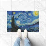 Sterrennacht | Vincent Van Gogh Deurmat<br><div class="desc">Sterrennacht (1889) van de Nederlandse kunstenaar Vincent Van Gogh. Origineel kunstwerk is een olie op doek die een energieke post-impressionistische nachtelijke hemel in huiden van blauw en geel weergeeft. Gebruik de ontwerphulpmiddelen om douanetekst toe te voegen of het afbeelding te personaliseren.</div>