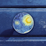 Sterrennacht Vincent van Gogh Keramische Knop<br><div class="desc">Een ronde keramische knop met Sterrennacht (1889),  een olieverfschilderij van Vincent Van Gogh (1853-1890). Het uitzicht buiten het raam van de kamer van Van Gogh in het sanitorium in Saint-Remy-de-Provence,  Zuid-Frankrijk. Een wervelende nachtelijke hemel met een halve maan.</div>