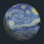 Sterrennacht Vincent van Gogh Magneet<br><div class="desc">Deze prachtige, kunstzinnige koelkastmagneetontwerp shows het bekende schilderij van de Nederlandse post-impressionistische schilder Vincent van Gogh, "De Sterrennacht". Van Gogh schilderde tijdens zijn verblijf in het Saint Remy-gesticht in de jaren 1880 de glooiende heuvels en cipressen die hij zag vanuit zijn raam. Hij voegde ook het dorp toe, dat hij...</div>