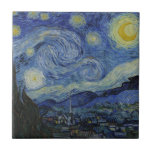 Sterrennacht Vincent van Gogh Tegeltje<br><div class="desc">Dit mooie kunsttegelontwerp shows de Nederlandse post-impressionistische schilder Vincent van Gogh's beroemde schilderij "De Sterrennacht". Van Gogh schilderde tijdens zijn verblijf in het asiel van Saint Remy in de jaren tachtig de rolheuvels en de cyperbomen die hij uit zijn raam zag. Hij voegde ook het dorp toe, dat hij niet...</div>