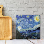 Sterrennacht Vincent van Gogh Tegeltje<br><div class="desc">Decoratieve keramische tegel met Sterrennacht (1889),  een post-impressionistisch olieverschilderij van Vincent van Gogh (1853-1890). Een schilderij met het uitzicht buiten het raam van de kamer van Van Gogh in het sanitorium in Saint-Remy-de-Provence,  Zuid-Frankrijk.</div>