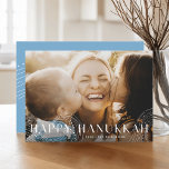 Sterrenwens | Elegente Hanukkah-foto Feestdagenkaart<br><div class="desc">Deel de vreugde van Hanukkah met deze eenvoudige en elegante kaarten met jouw favoriete landschap of horizontaal georiënteerde foto in full bleed. "Prettig Hanukkah" verschijnt als een witte tekstoverlay in modern sans serif-lettertype,  versierd met sterrenstelsel-lijntekeningen. Personaliseer met het jaar en de naam van jouw familie langs de onderkant.</div>
