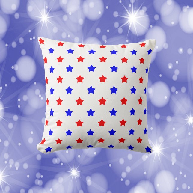 Sterreren Rood Blauw Patroon Witte Achtergrond Kussen (A throw pillow with red and blue stars on a white background.)