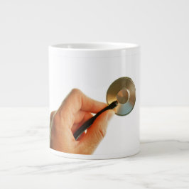 Stethoscoop in een hand voor een ziekenhuis sfeer. grote koffiekop