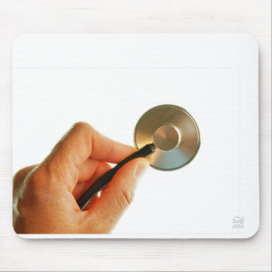 Stethoscoop in een hand voor een ziekenhuis sfeer. muismat