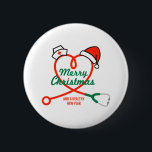 Stethoscoophart met kerstmuts ronde button 5,7 cm<br><div class="desc">Stethoscoophart met kerstmuts</div>