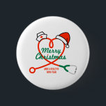 Stethoscoophart met kerstmuts ronde button 5,7 cm<br><div class="desc">Stethoscoophart met kerstmuts</div>