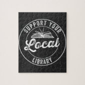 steun uw lokale librarY Square Sticker T-Shirt Legpuzzel (Verticaal)