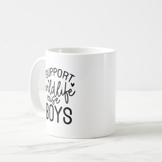 Steun Wildlife, Raise Boys Funny Mom Life Quote Koffiemok (Voorkant links)