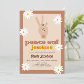 STEVIE Retro 70s Daisy Peace Out Bachelorette Invi Kaart (Staand voorkant)