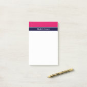 Stevige framboos, lint in marineblauw naammonogram post-it® notes (Op bureau)