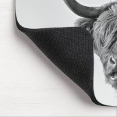 Stevige hooglandkoe in monochroom muismat (Hoek)