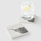 Stevige hooglandkoe in monochroom stenen onderzetter (Zijkant)