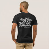 Stevige tijden duren niet, harde mensen doen dat w t-shirt (Achterkant volledig)