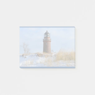 Stevige vuurtoren op een rotsachtige kust in de wi post-it® notes